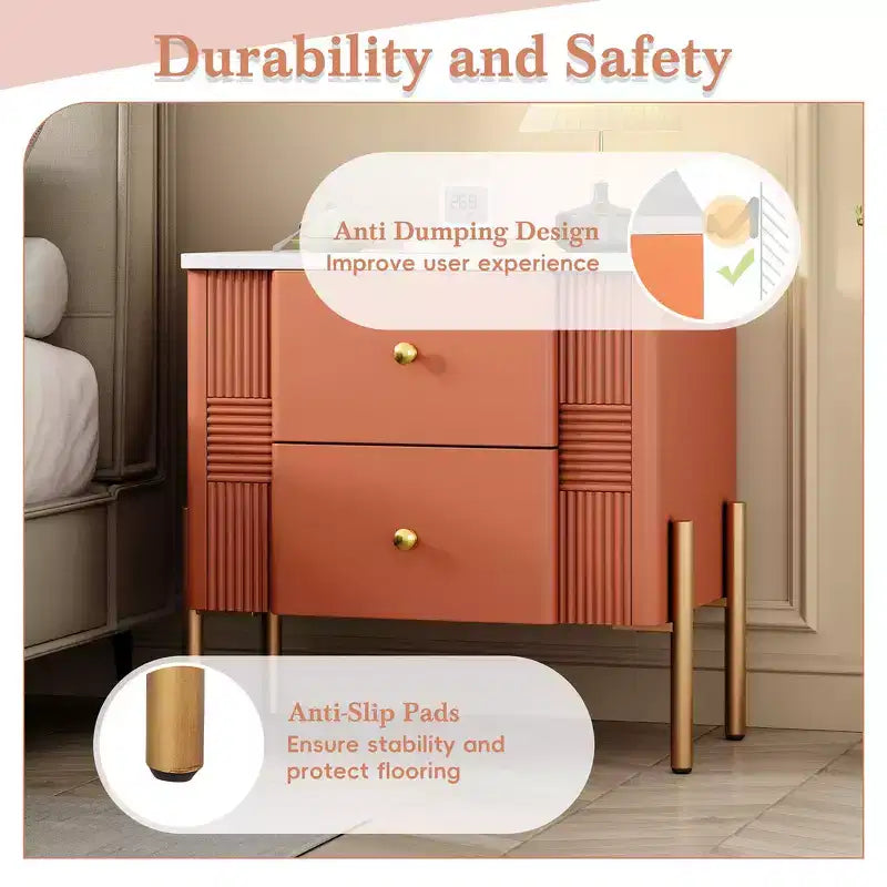 Comodino Moderno Minimalista con 2 Cassetti – Gambe e Maniglie in Metallo Dorato, Design Testurizzato