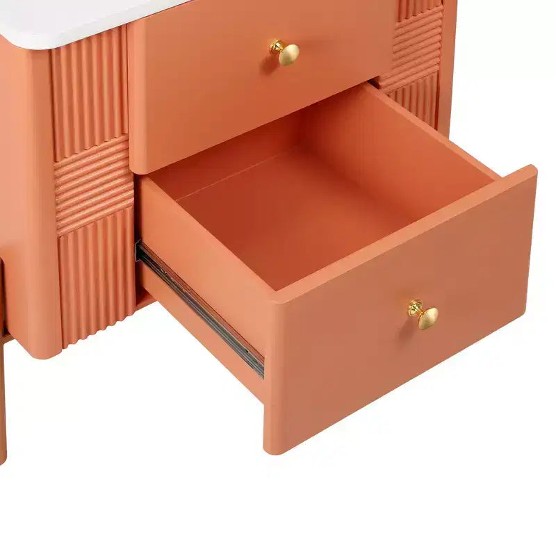 Comodino Moderno Minimalista con 2 Cassetti – Gambe e Maniglie in Metallo Dorato, Design Testurizzato