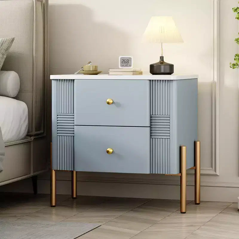 Comodino Moderno Minimalista con 2 Cassetti – Gambe e Maniglie in Metallo Dorato, Design Testurizzato
