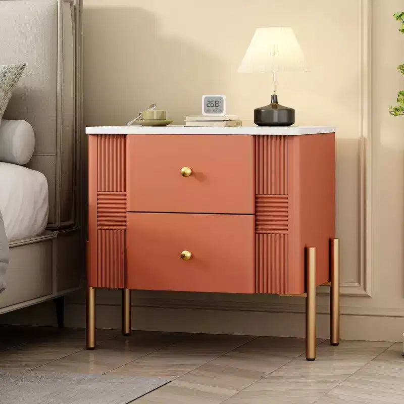 Comodino Moderno Minimalista con 2 Cassetti – Gambe e Maniglie in Metallo Dorato, Design Testurizzato