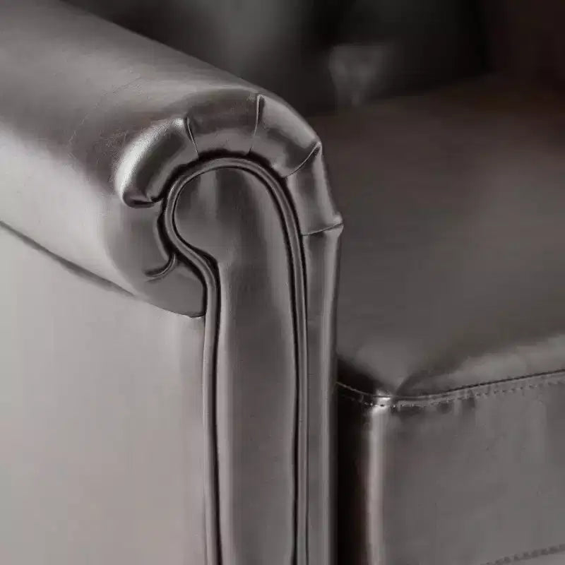 Poltrona Club con rivestimento in similpelle trapuntata e braccioli arrotolati – Stile contemporaneo